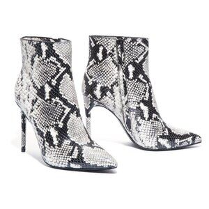 Alice and Olivia Celyn Black White Snakeskin Print Ankle Boots 7.5